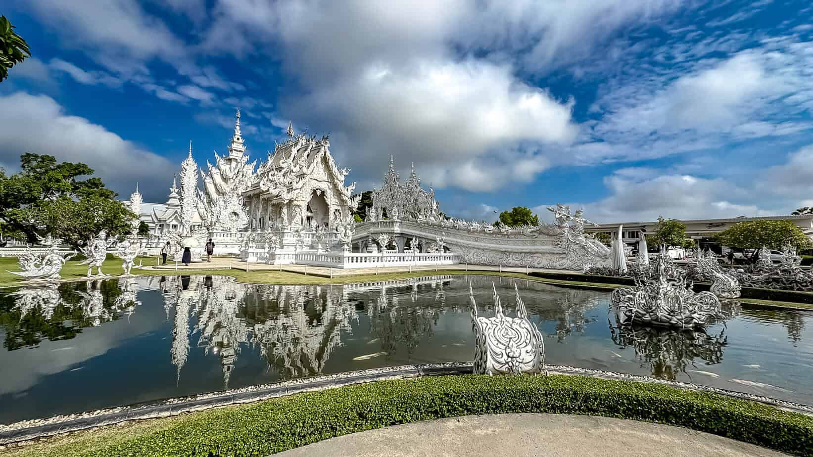 Der White Temple spiegelt sich im Teich Der White Temple spiegelt sich im Teich