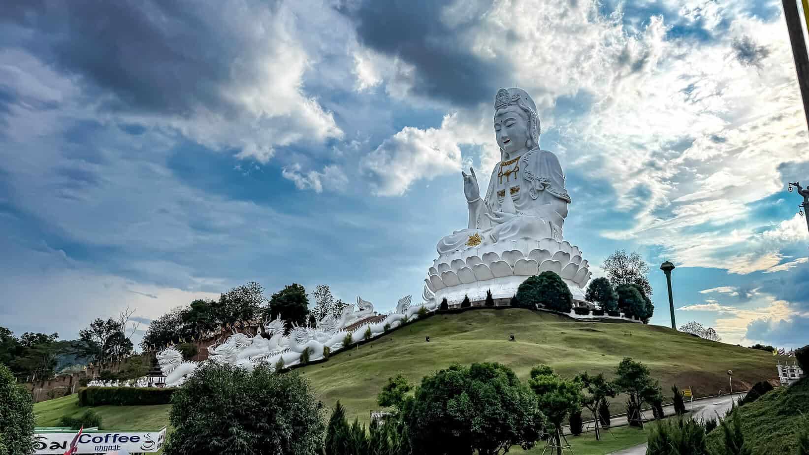 Chiang Rai: White Temple, Geheimtipps & Highlights im Norden Thailands 29 Lady Buddha des Wat Pla Huay Kang