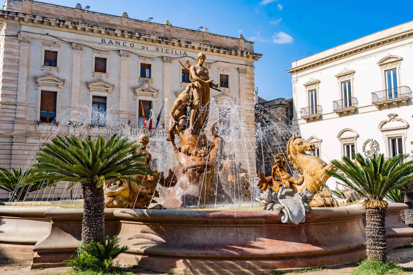 In Ortigia: Der Dianabrunnen im Barockstil mit beeindruckenden Statuen und Wasserfontänen.