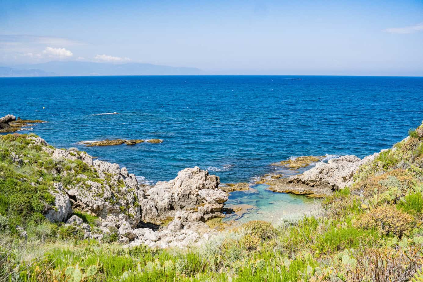 Die Piscina di Venere liegt idyllisch am Ende eines Wanderwegs. In der Ferne kann man die Äolischen Inseln erahnen.