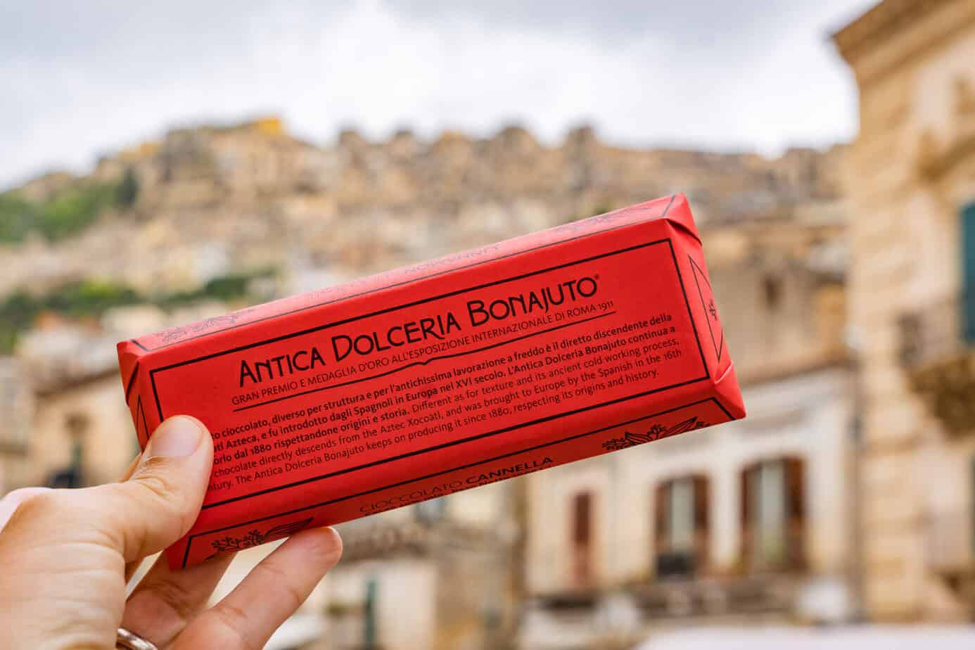 Eine Tafel Schokolade aus der „Antica Dolceria Bonajuto“ in Modica.