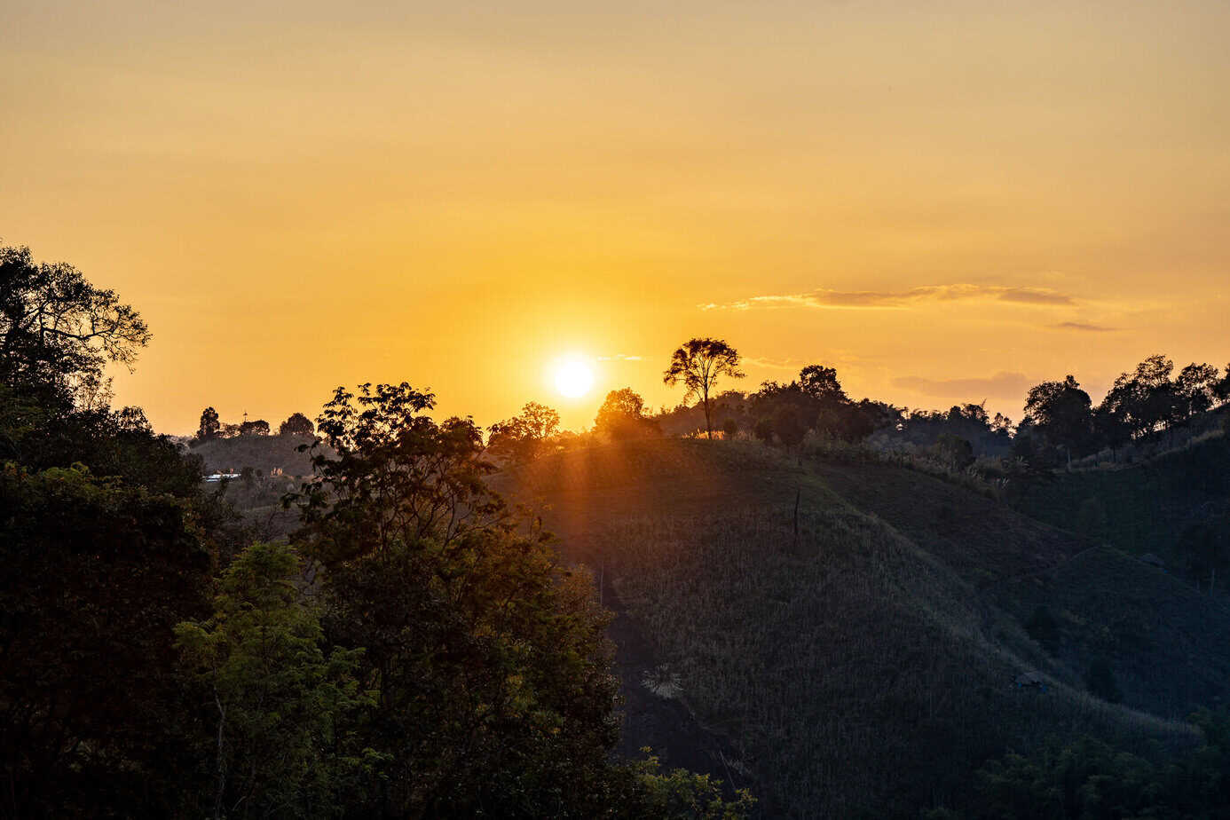 Chiang Rai: White Temple, Geheimtipps & Highlights im Norden Thailands 37 Sonnenuntergang in den Maesalong Mountains