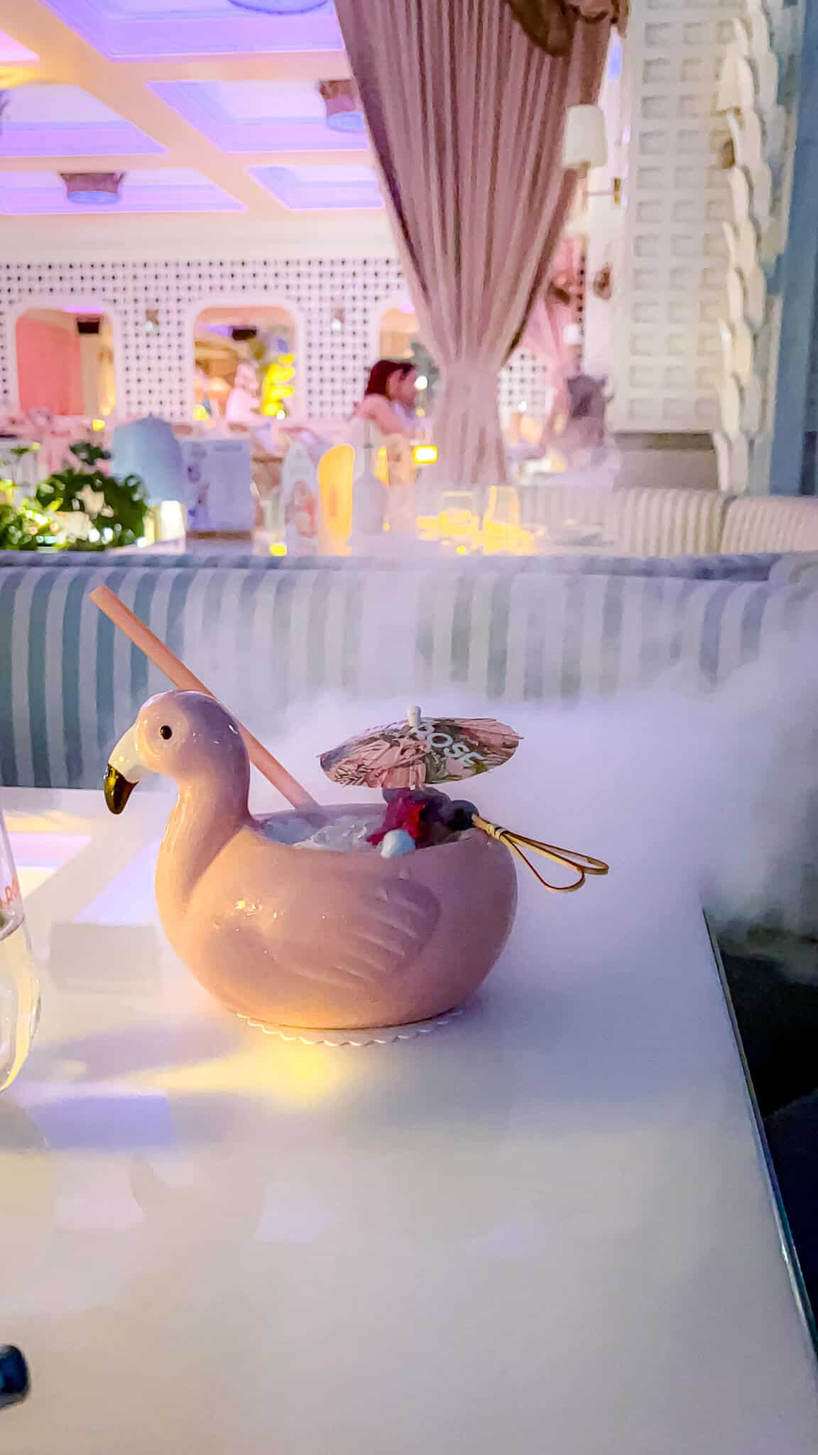 Getränk mit Trockeneis im Mami Rose Getränk mit Trockeneis im Mami Rose