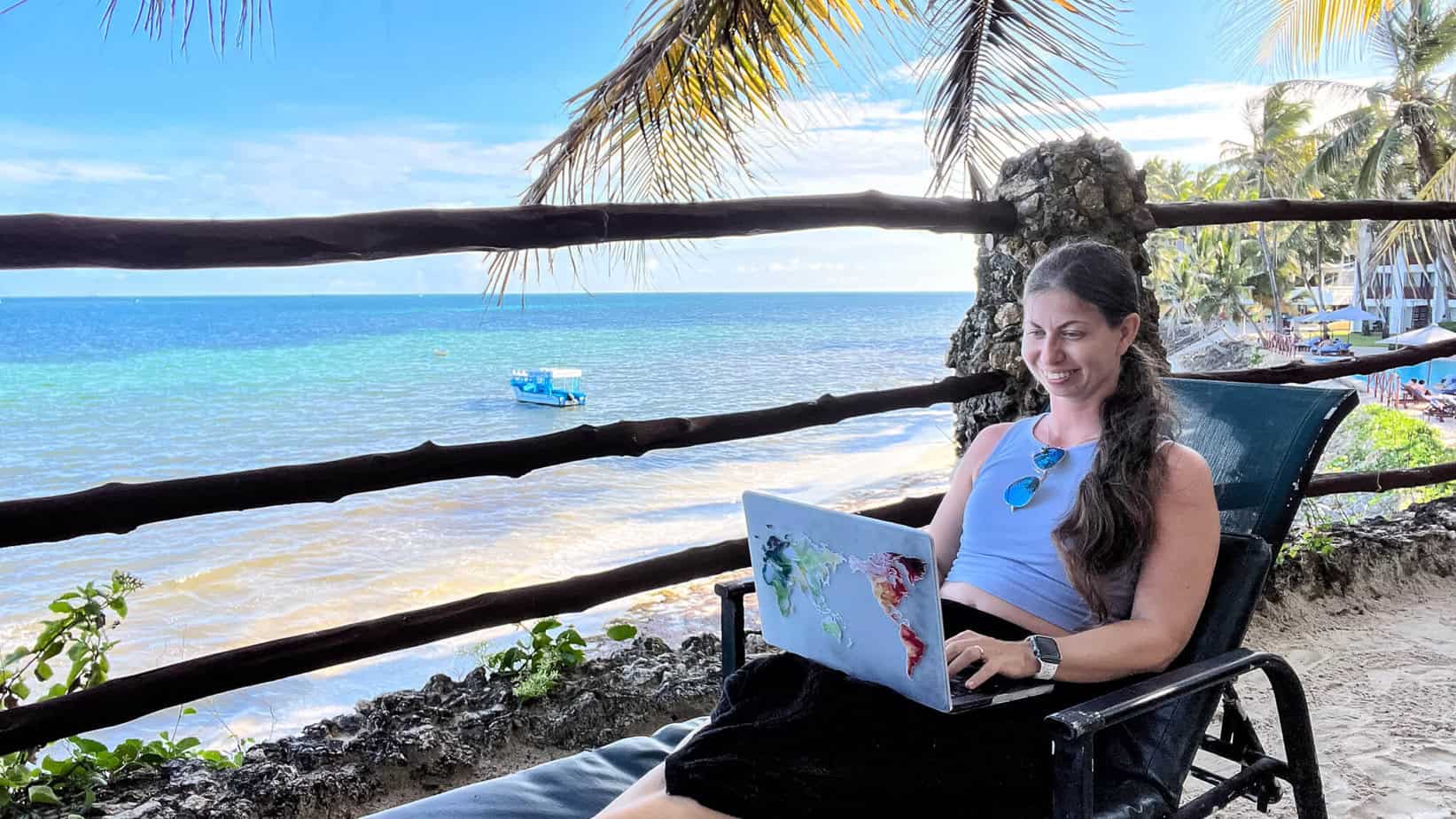 Barbara mit Macbook in Nyali Barbara mit Macbook in Nyali