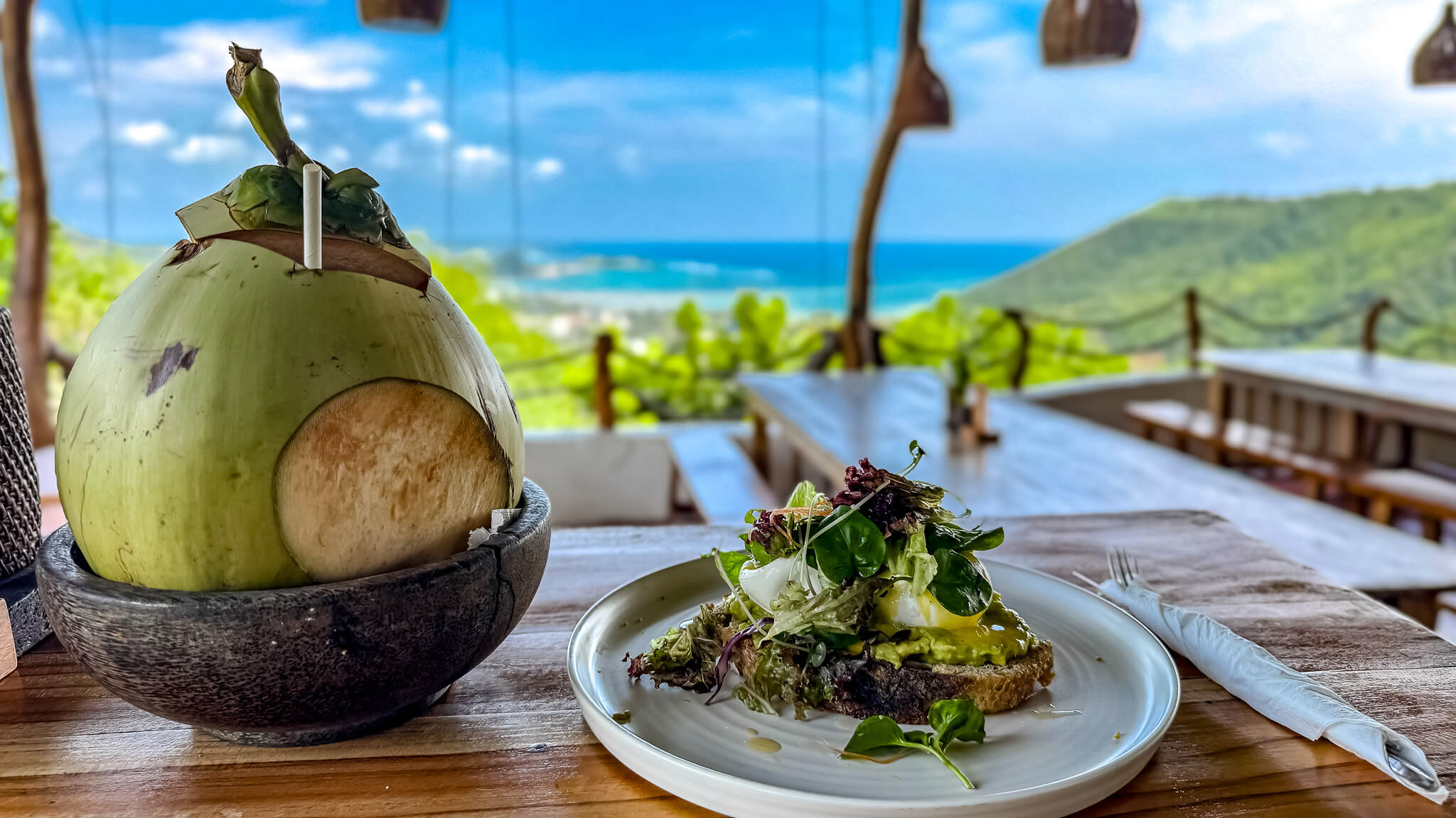 Die besten Cafés & Work-Spots in Kuta, Lombok 1 Avocado Brot und Kokosnuss im Ashtari