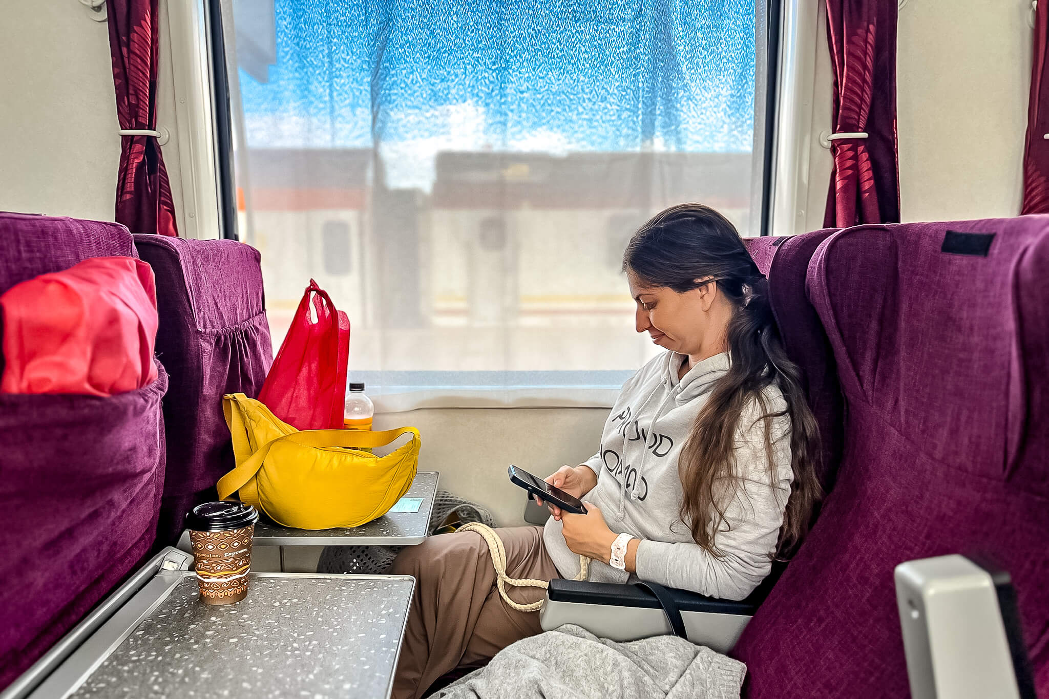 Kenia Rundreise – 10 Tage zwischen Safari & Strand 9 Barbara im Zug von Nairobi nach Mombasa