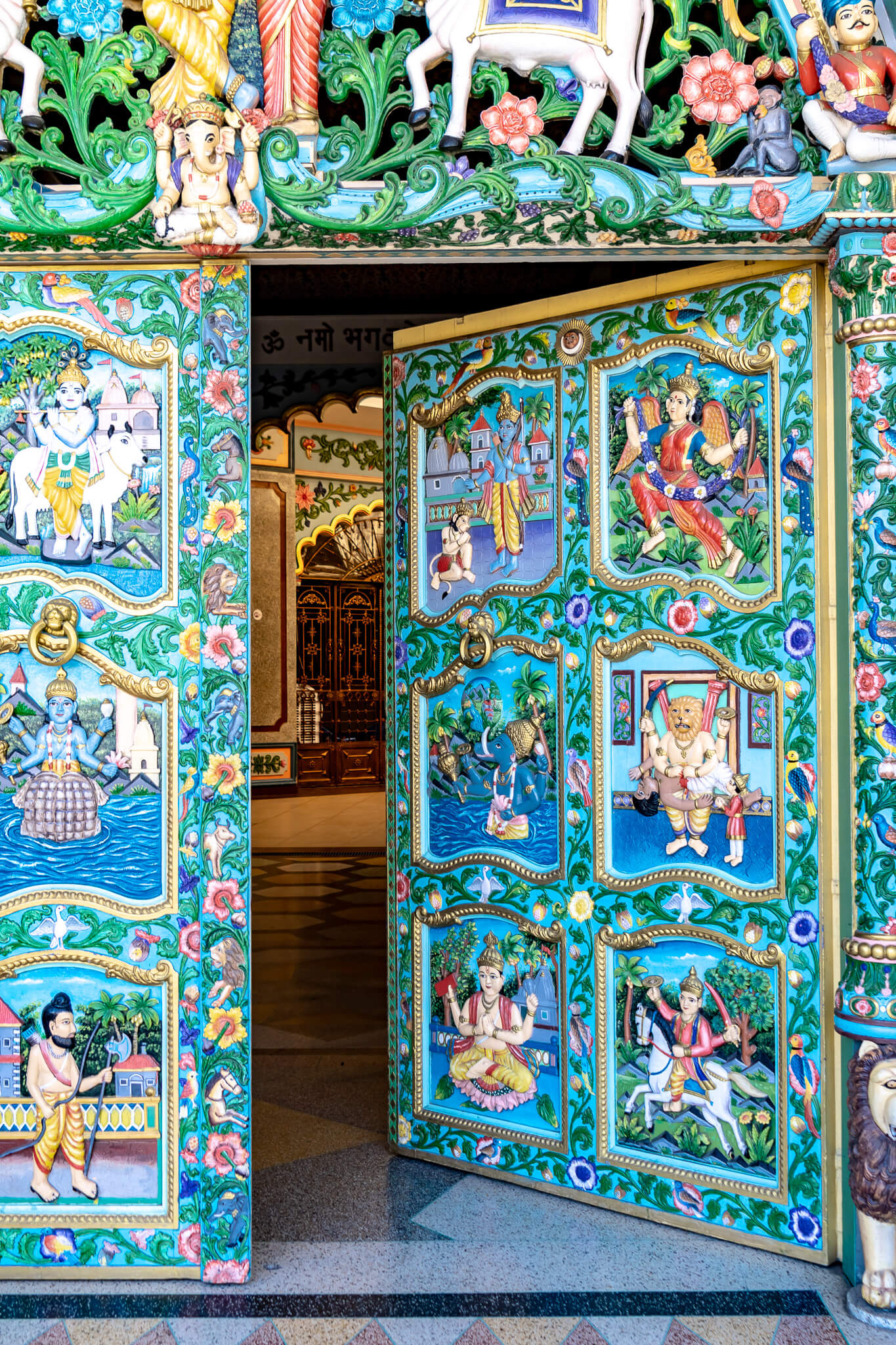 Bunte Tür in der Altstadt von Mombasa Bunte Tür in der Altstadt von Mombasa