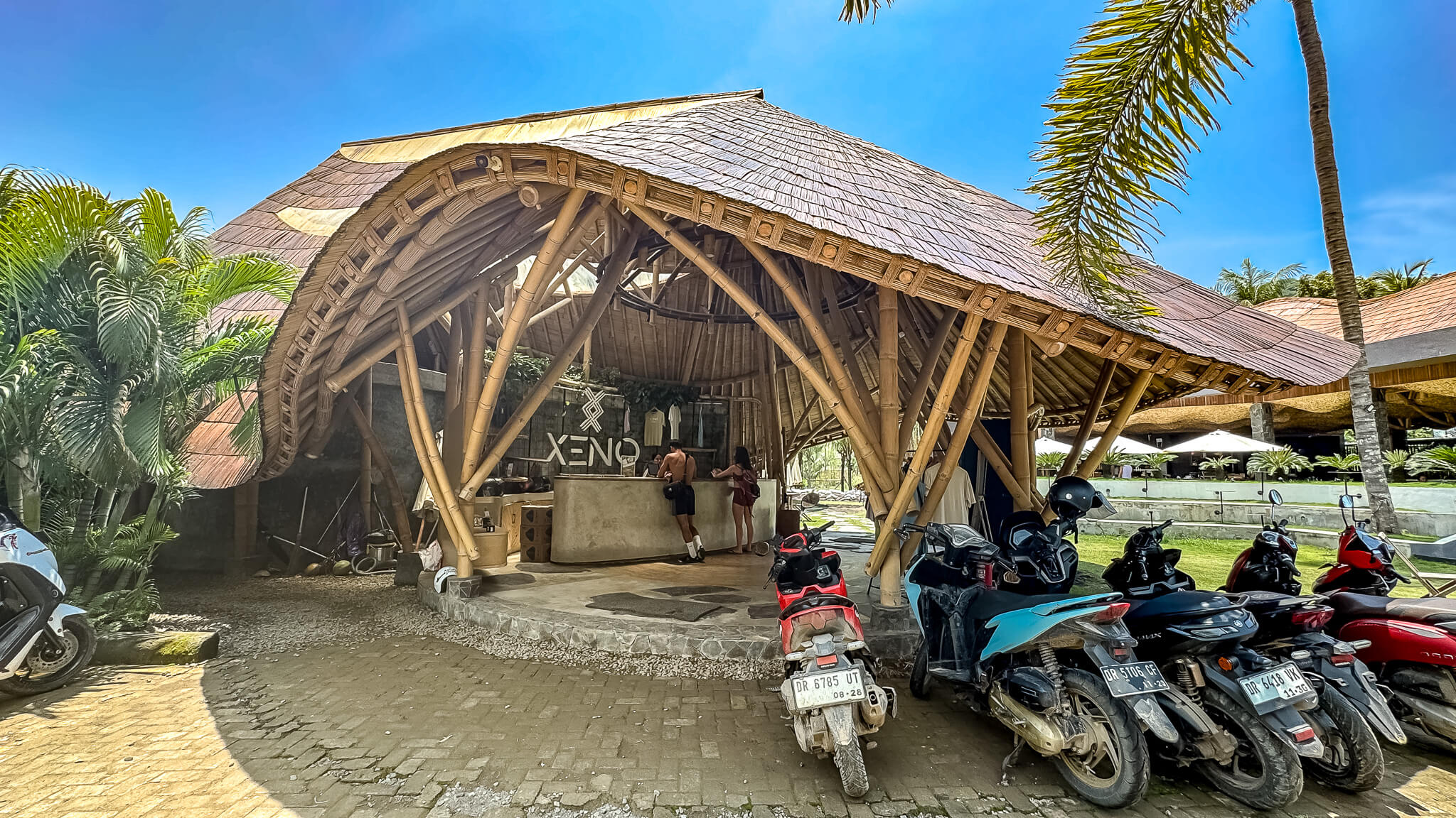 Die besten Cafés & Work-Spots in Kuta, Lombok 6 Xeno Eingang