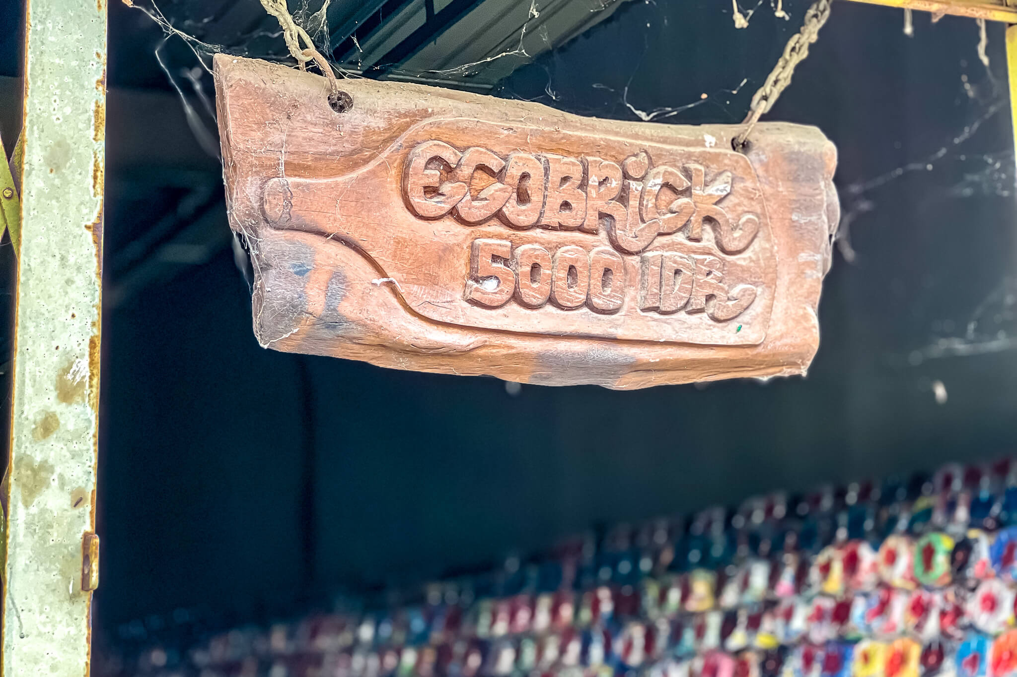 Umwelt- und Tierschutz in Sumatra mit Project Wings 2 Der Eingang der Ecobricks Garage