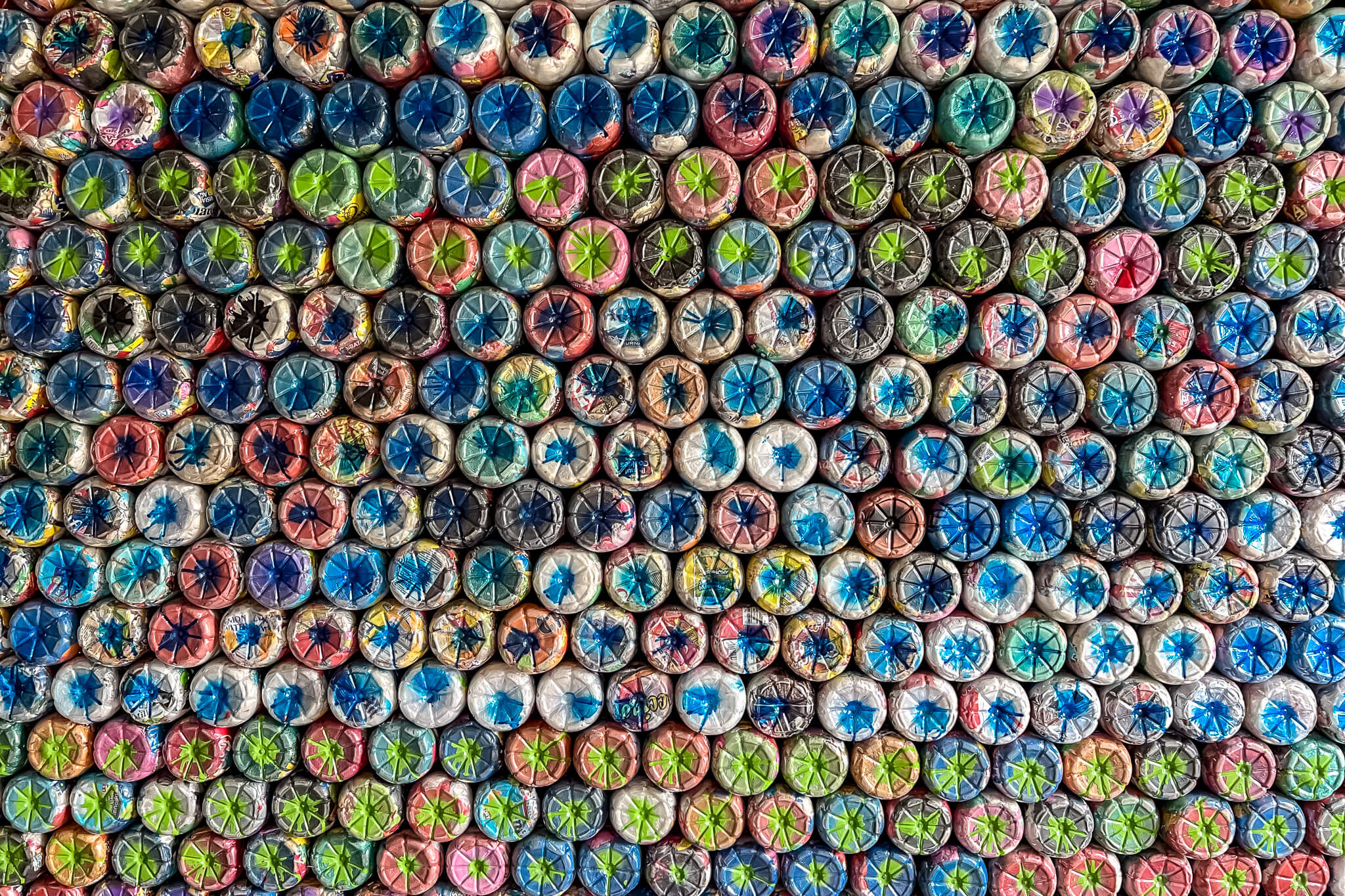 Umwelt- und Tierschutz in Sumatra mit Project Wings 1 Eine Wand aus Ecobricks