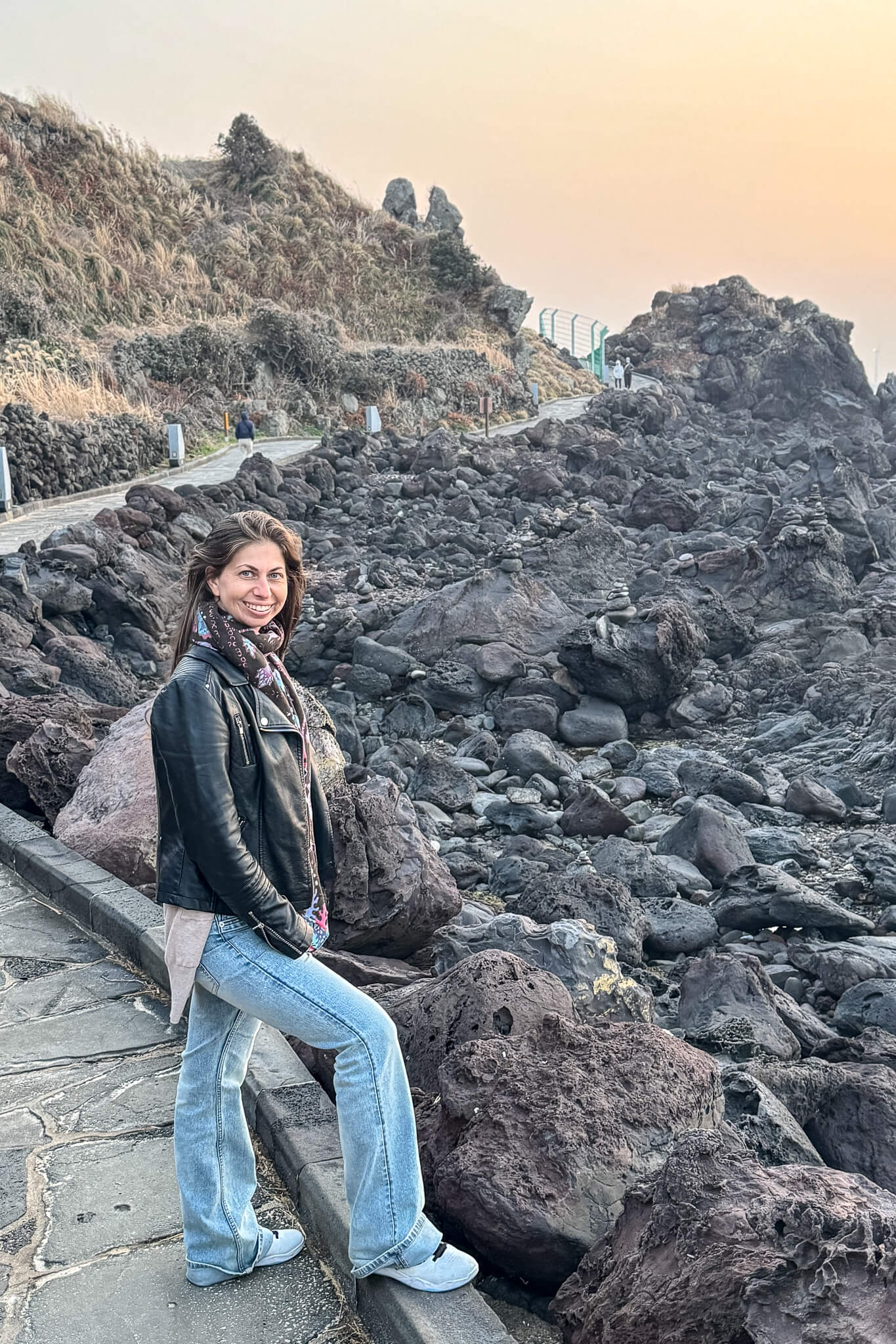 An der Promenade der Aewol Café Street zum Sonnenuntergang An der Promenade der Aewol Café Street zum Sonnenuntergang