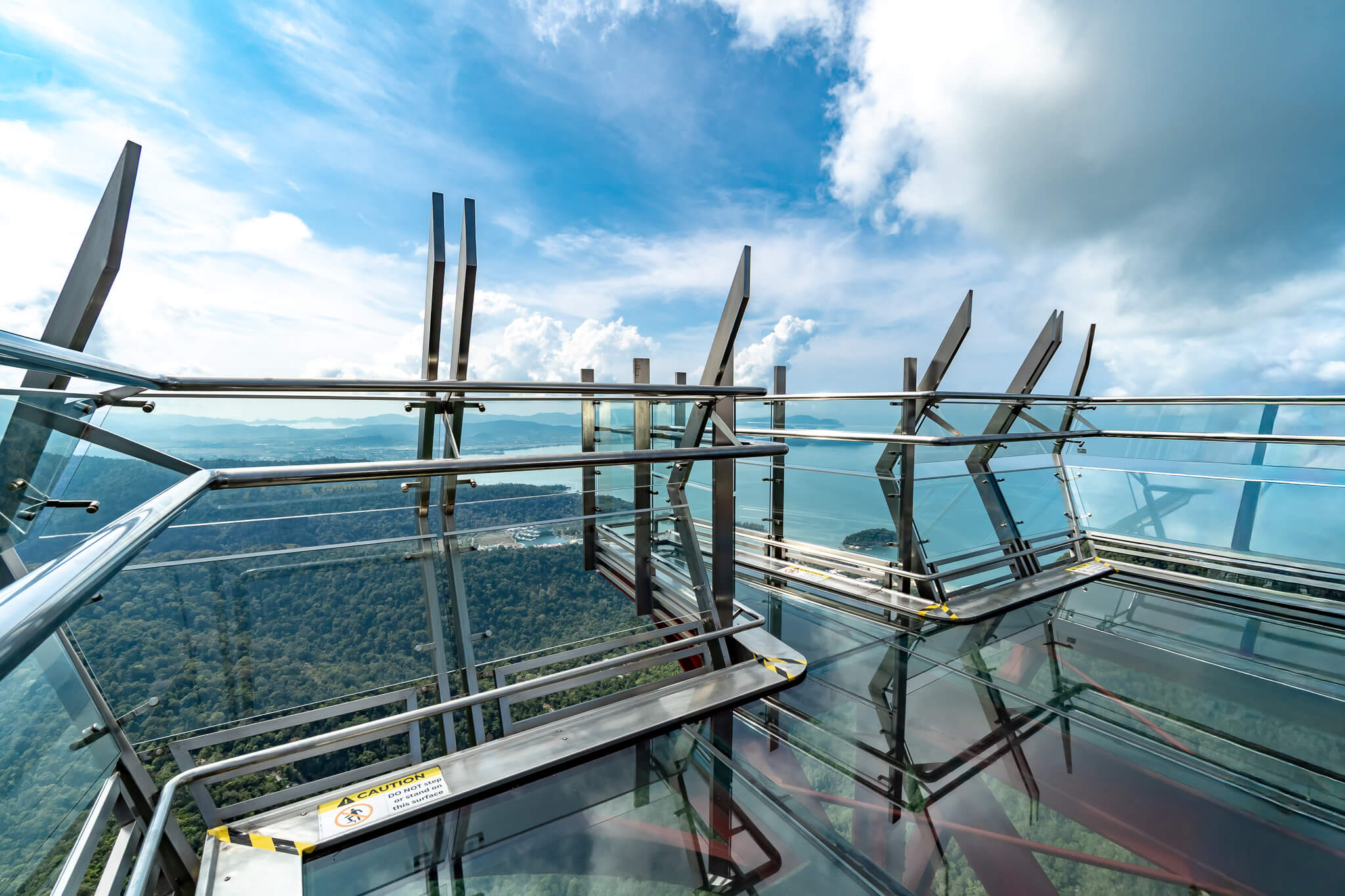 Auf der Glasplattform des SkyWalks Langkawi