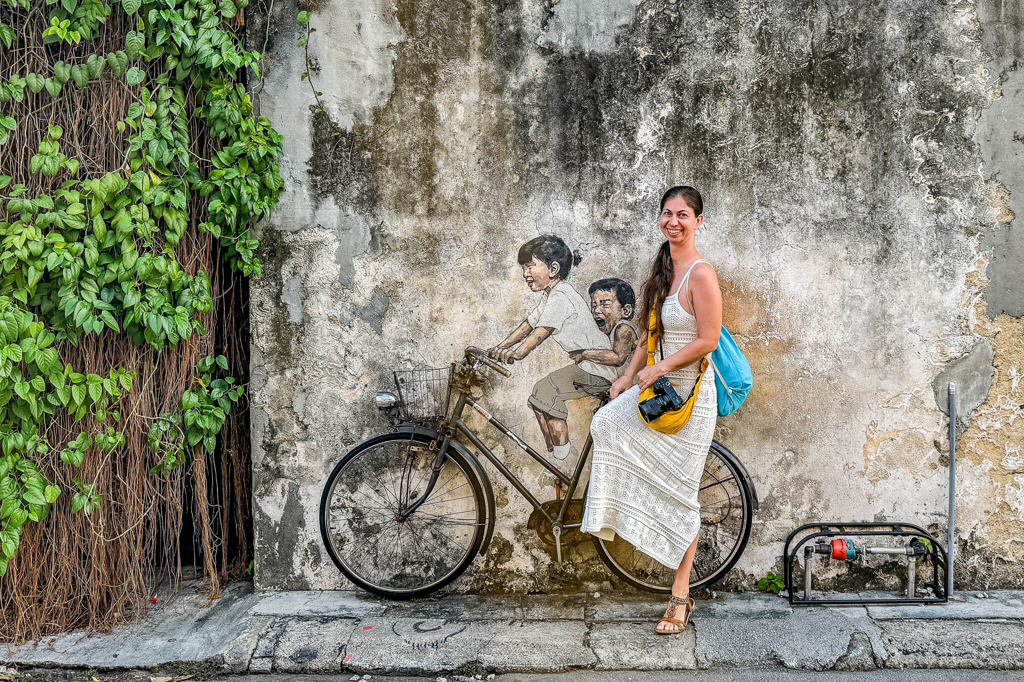 Barbara am bekannten Mural in George Town Penang