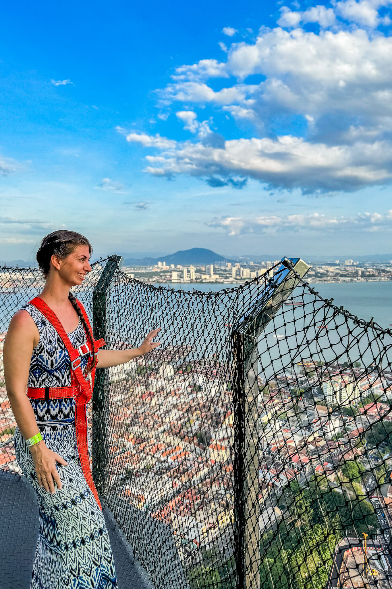 Barbara genießt die Aussicht vom TOP Penang