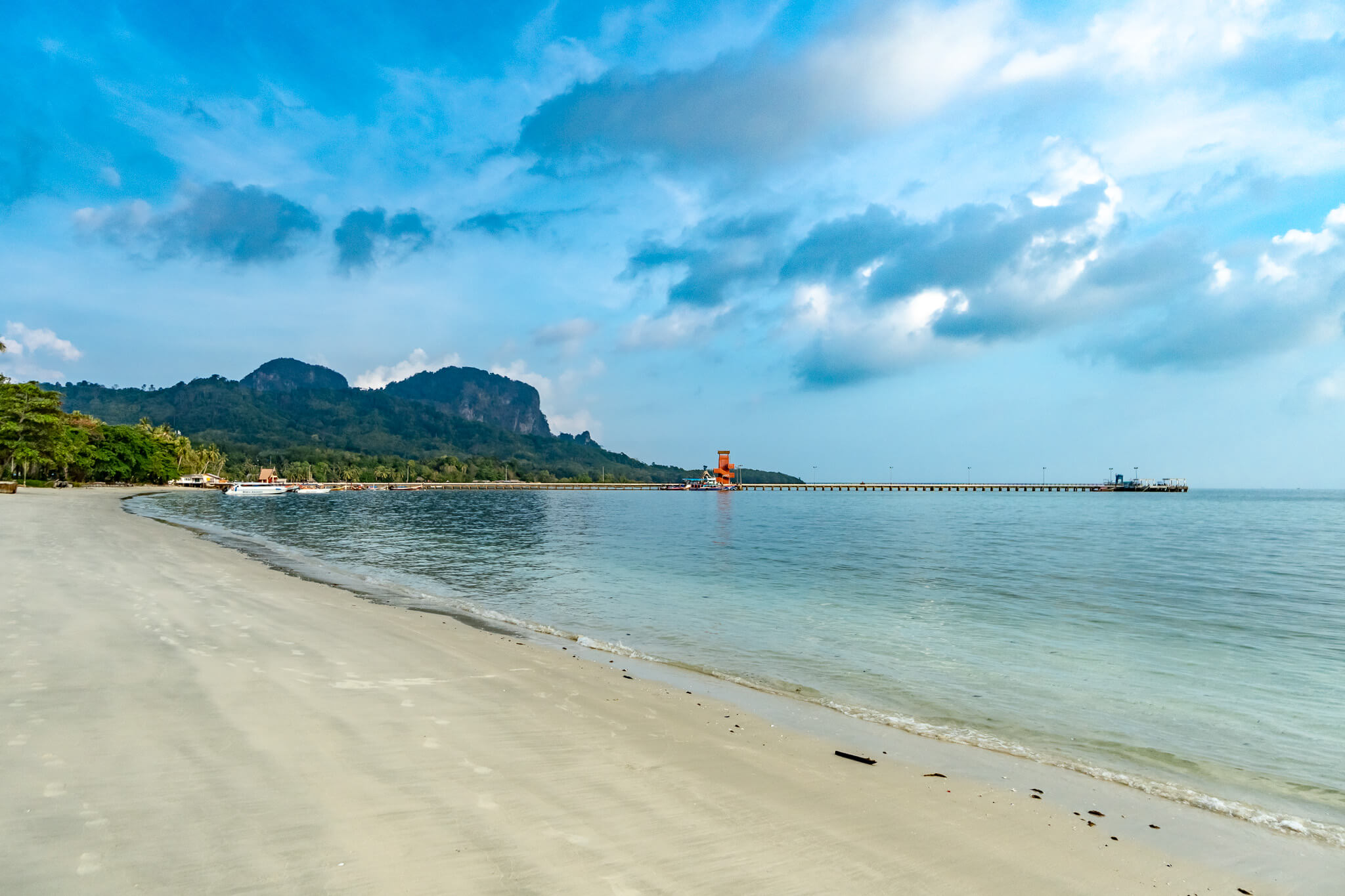 Blick auf den Sunrise Beach und den Pier