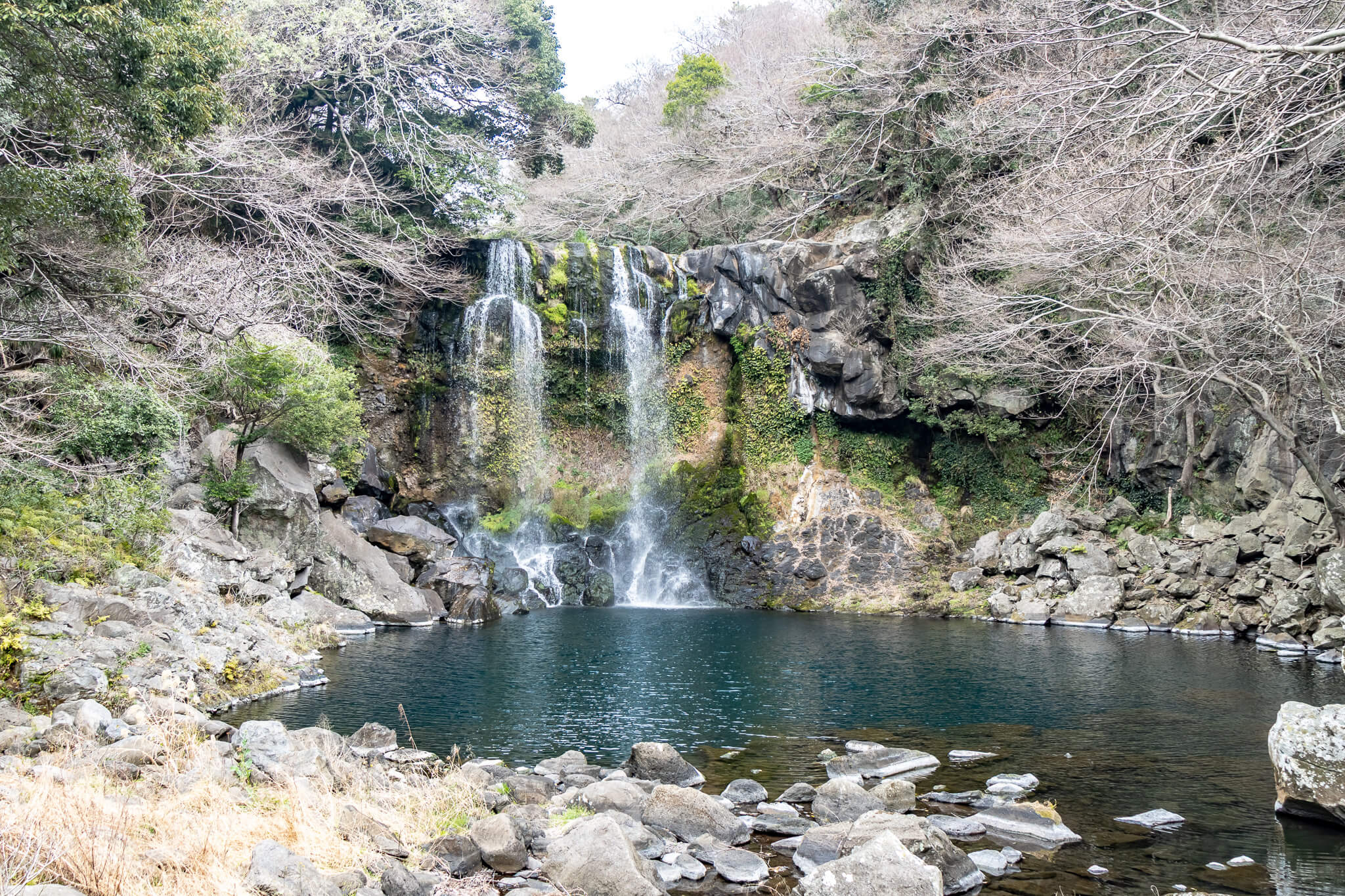 Jeju Island: 7 Highlights zwischen Vulkaninsel & Kirschblüte 9 Cheonjeyeon Wasserfälle