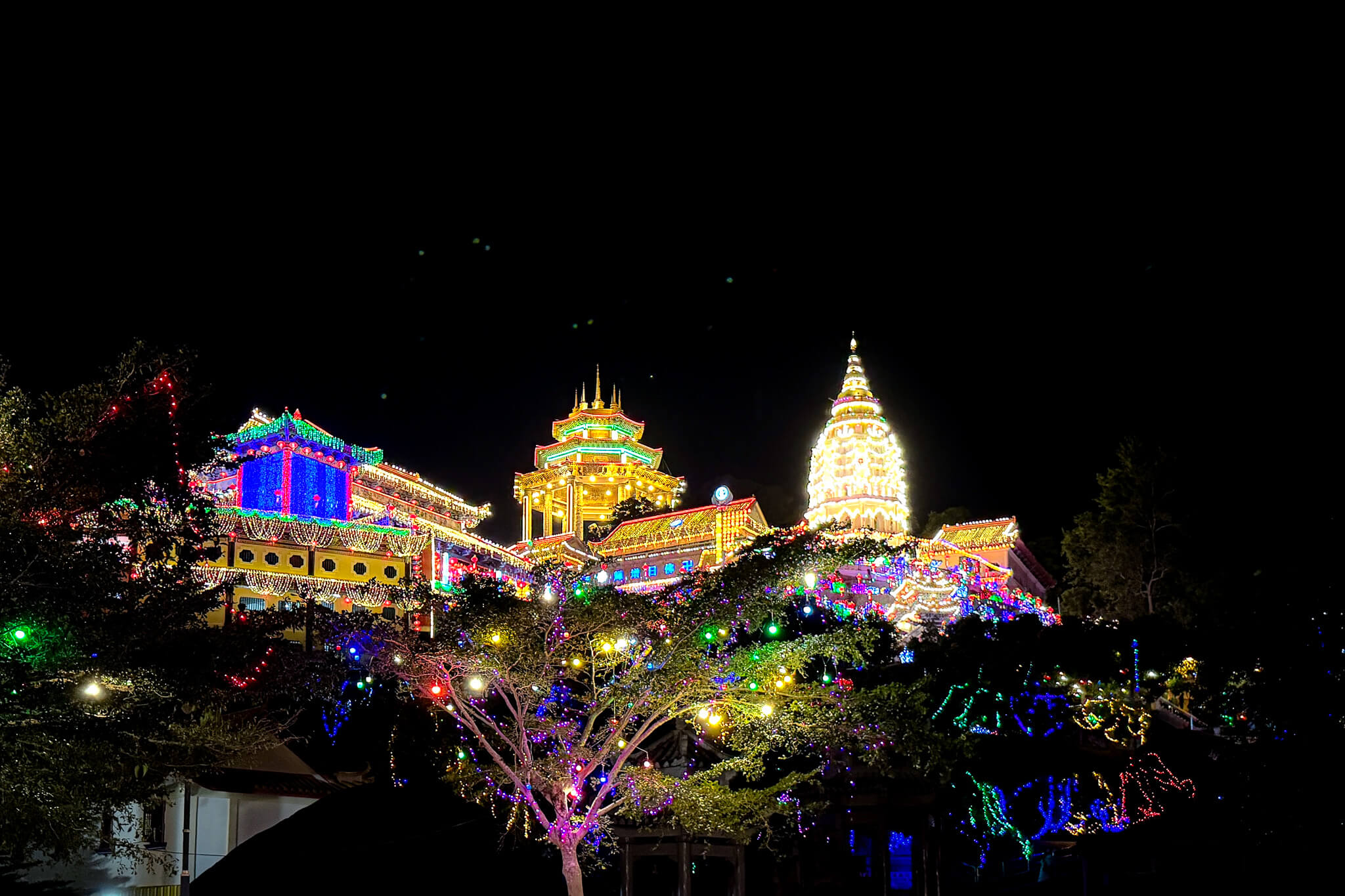 Der zu Chinese New Year beleuchtete Kek Lok Si Tempel