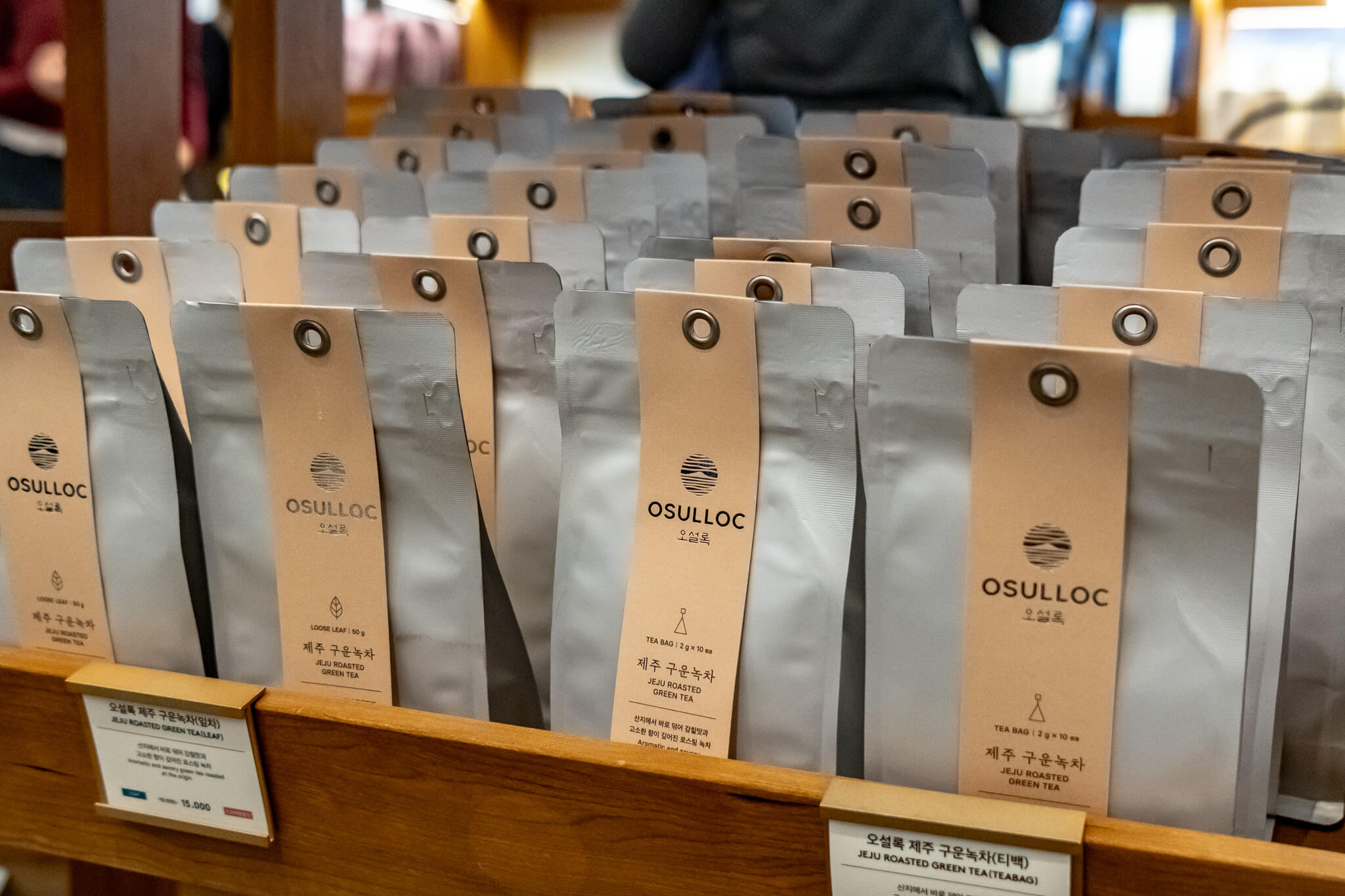 Jeju Island: 7 Highlights zwischen Vulkaninsel & Kirschblüte 21 Grünteevorat auffüllen