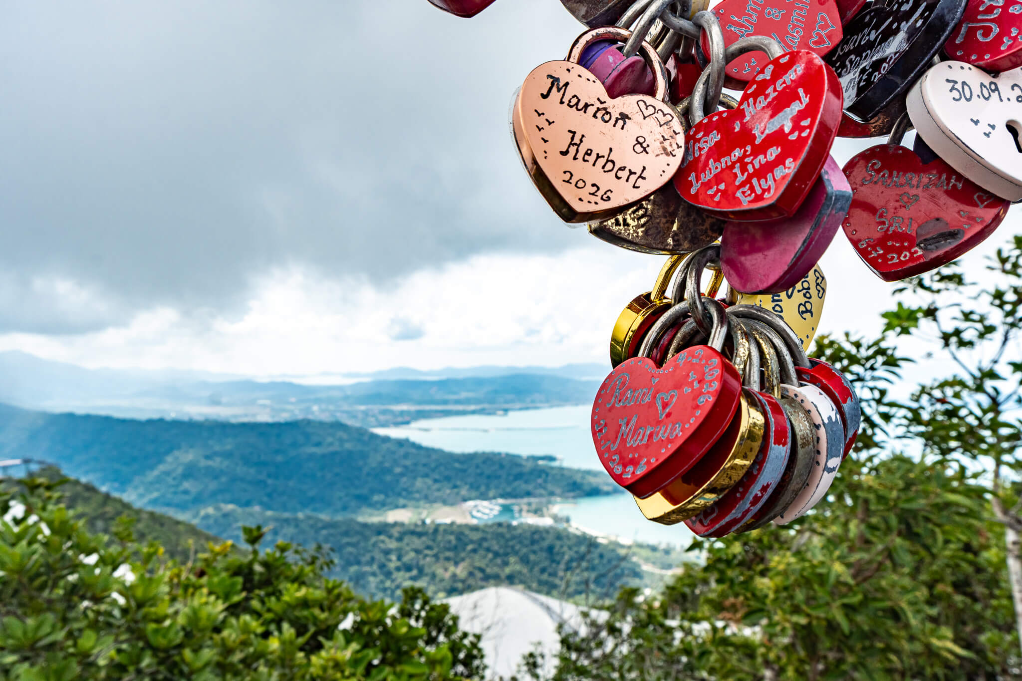 Herzen an einer Brücke in den Bergen Langkawis