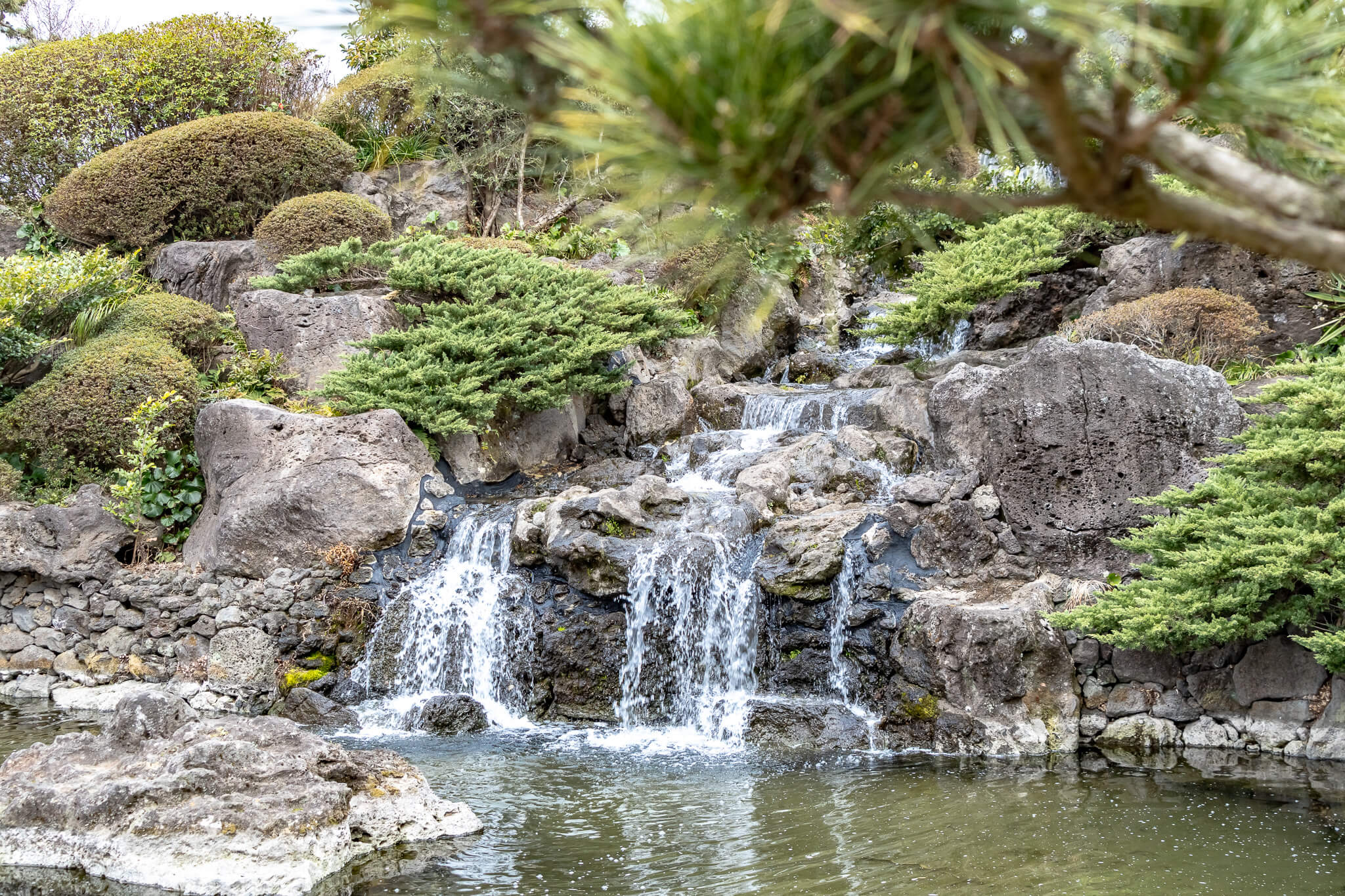 Jeju Island: 7 Highlights zwischen Vulkaninsel & Kirschblüte 16 Kleiner Wassfall in Camellia Hill