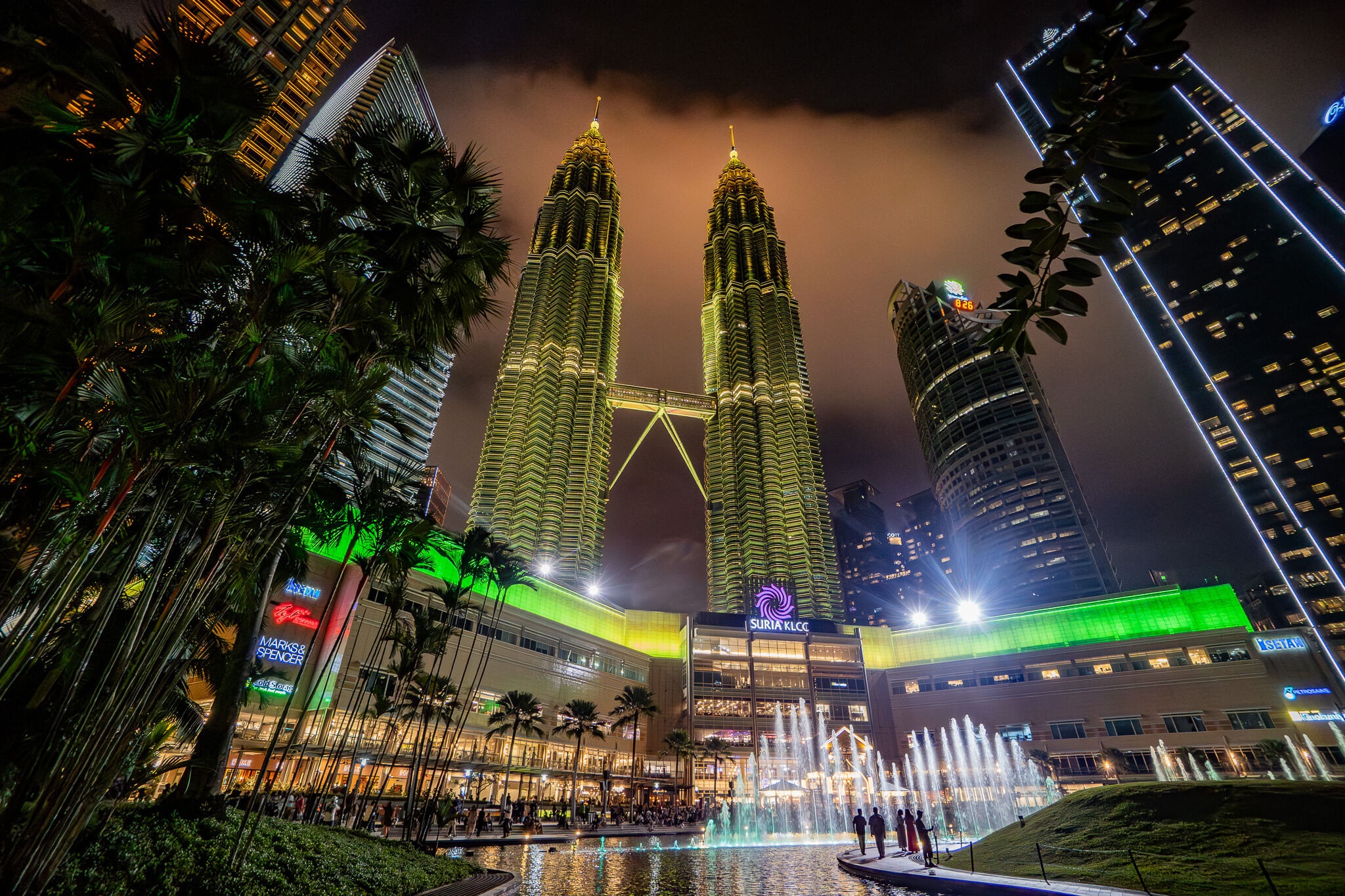 Sehenswürdigkeiten Kuala Lumpur – Blick auf die Petronas Towers mit Symphony Lake Water Show