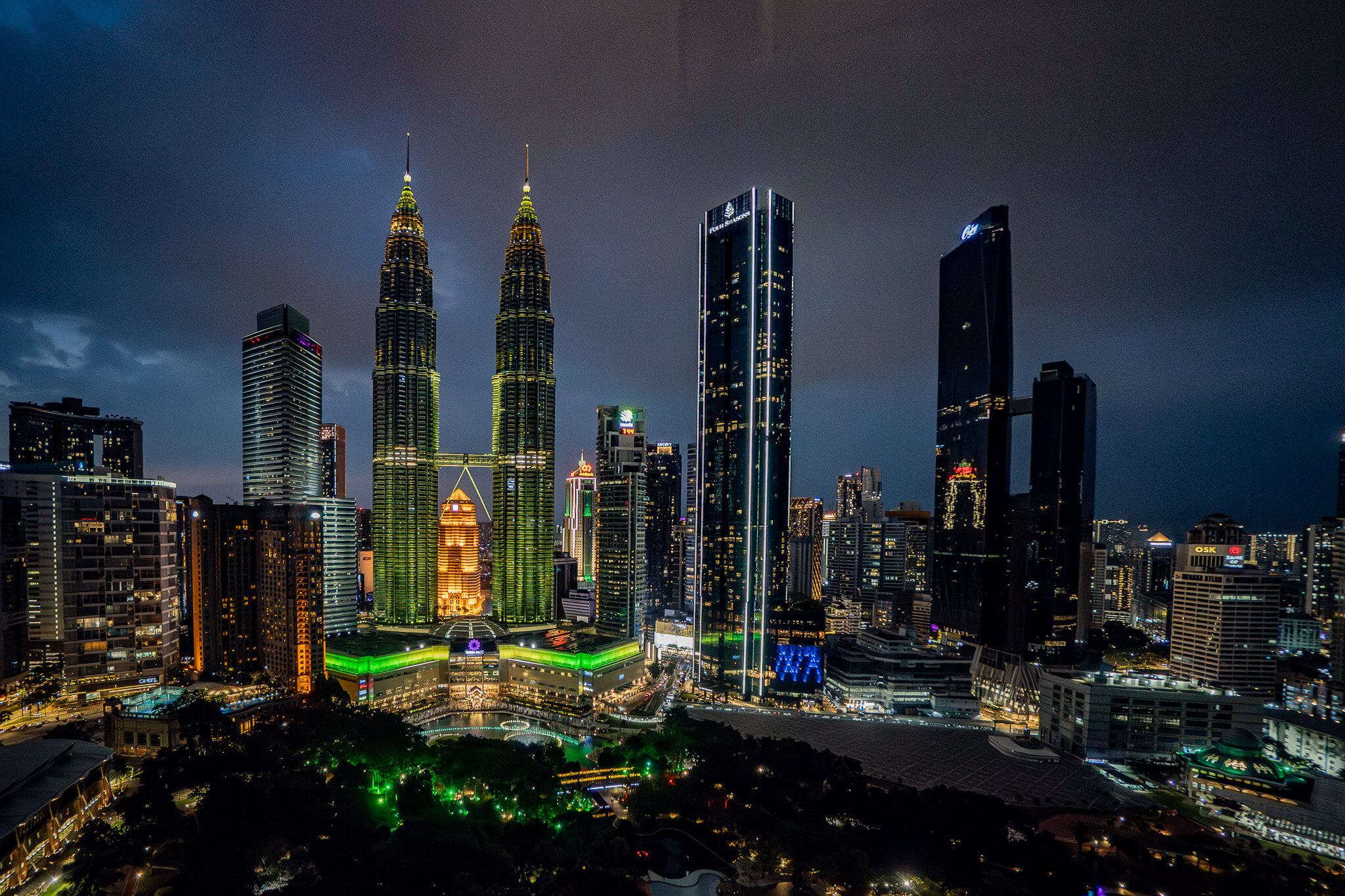 Kuala Lumpur Sehenswürdigkeiten – Blick nach Sonnenuntergang vom Traders Hotel auf die Petronas Towers