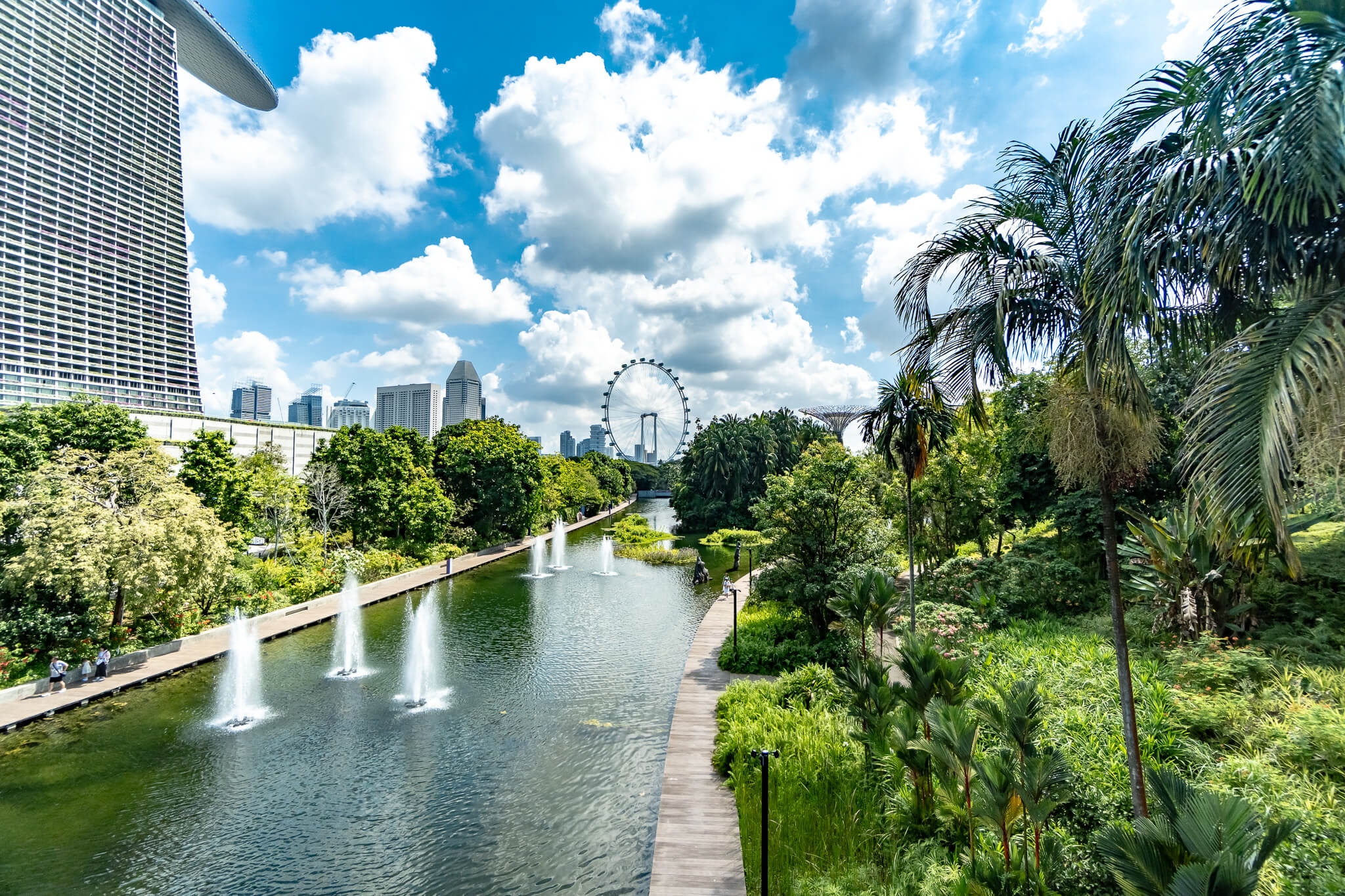 Der Dragenfly Lake mit dem Singapore Flyer im Hintergrund
