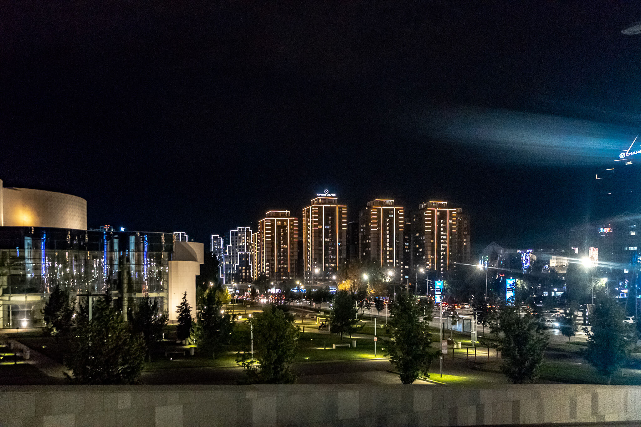 Almaty Sehenswürdigkeiten: Die schönsten Highlights & meine 8 Tipps 9 Nächtlicher Blick vom Almaty Museum of Arts auf beleuchtete Hochhäuser, Grünanlagen und Straßen in Almaty