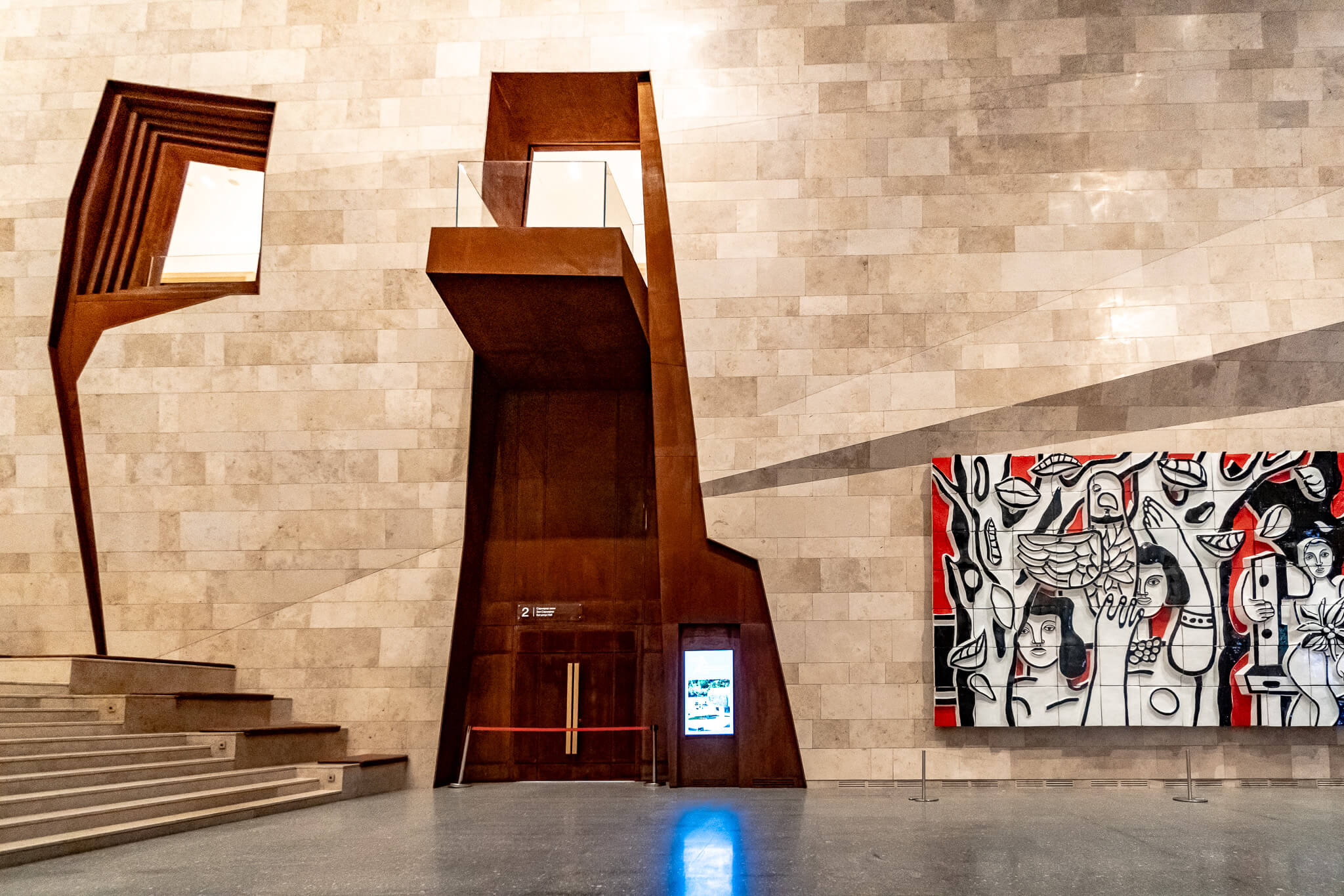 Almaty Sehenswürdigkeiten: Die schönsten Highlights & meine 8 Tipps 10 Hohe Halle im Almaty Museum of Arts mit Steinwänden, rostroten Stahlkonstruktionen, Treppen und einem großen bunten Wandbild