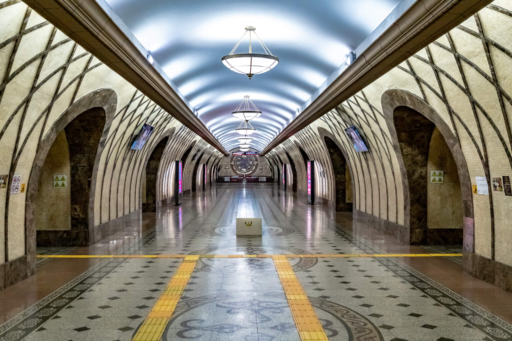 Almaty Sehenswürdigkeiten: Die schönsten Highlights & meine 8 Tipps 12 Bahnsteighalle einer Metrostation in Almaty mit gewölbter Decke, Kronleuchtern, Bögen und gemustertem Steinboden